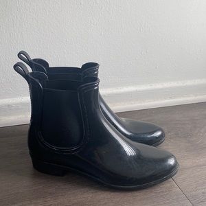 Black short rain boots